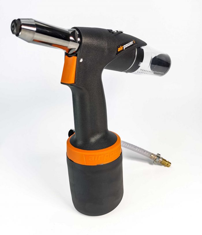 Zbliżenie na nitownicę pneumatyczną AIR POWER 1, prezentującą metalową końcówkę roboczą, czarno-pomarańczowy korpus i przezroczysty zbiornik na trzpienie nitów.