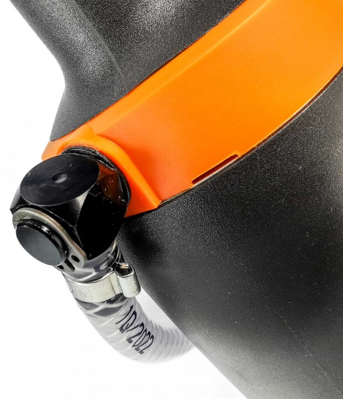 Zbliżenie na przyłącze pneumatyczne nitownicy pneumatycznej AIR POWER 1, z przezroczystym przewodem powietrznym i metalową obejmą mocującą.