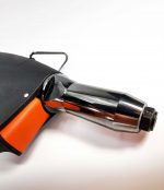 Zbliżenie na metalową końcówkę roboczą nitownicy pneumatycznej AIR POWER 1, ukazującą precyzyjnie wykonaną dyszę i solidną konstrukcję narzędzia.