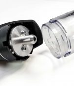 Zbliżenie na mechanizm zbiornika nitownicy pneumatycznej AIR POWER 1, ukazujące metalowy trzpień i przezroczysty pojemnik na odpady nitów.