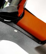 Zbliżenie na pomarańczowy spust nitownicy pneumatycznej AIR POWER 2, umieszczony w solidnym, czarnym uchwycie narzędzia.