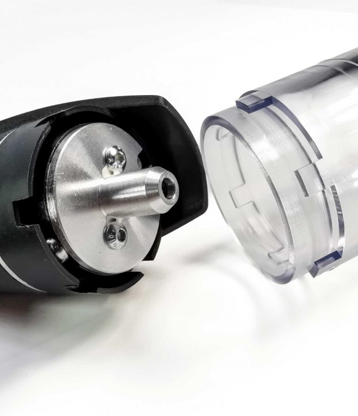 AP2-9 Zbliżenie na mechanizm zbiornika nitownicy pneumatycznej AIR POWER 2, pokazujące metalowy trzpień i przezroczysty pojemnik na trzpienie nitów.